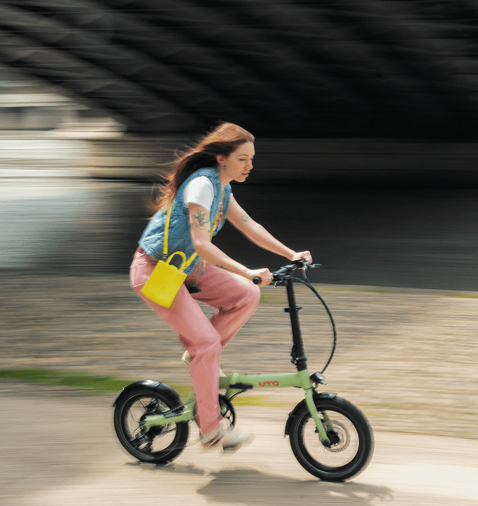Vélo électrique pliant OG16 sur les quais du Rhône à Lyon