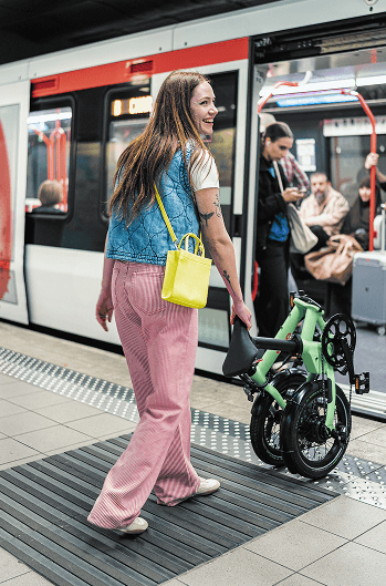 Vélo pliant OG16 transporté dans le métro ou le train