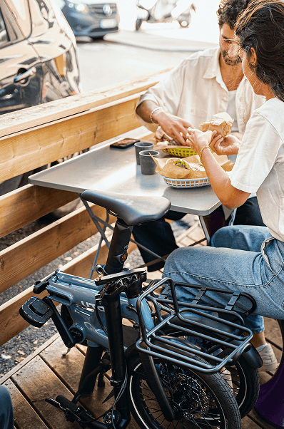 Vélo pliant PRO16 transporté dans les transports urbains
