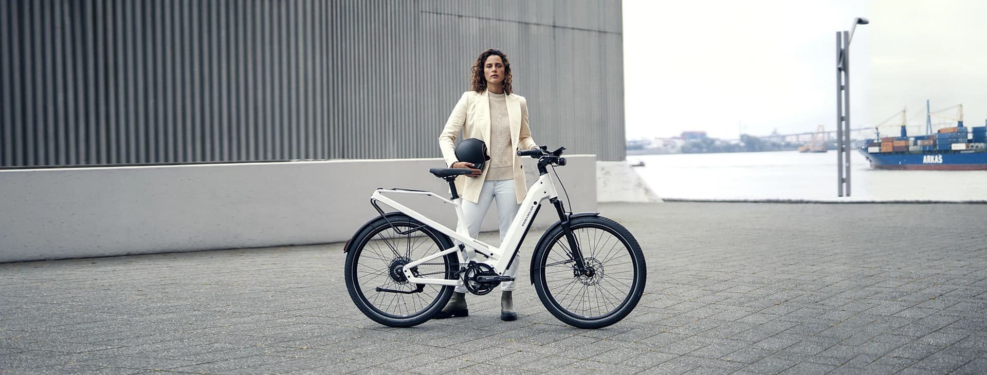 Une collaboratrice à vélo