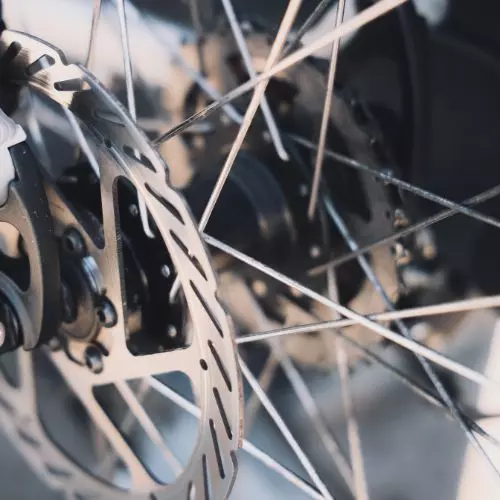 Salarié en PME profitant de son vélo de fonction pour le trajet domicile-travail