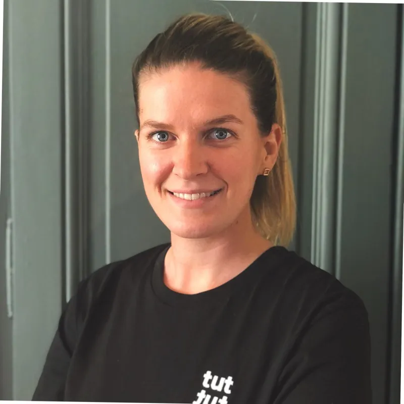 Pauline Emmelin, fondatrice de tut tut, en t-shirt tut tut.