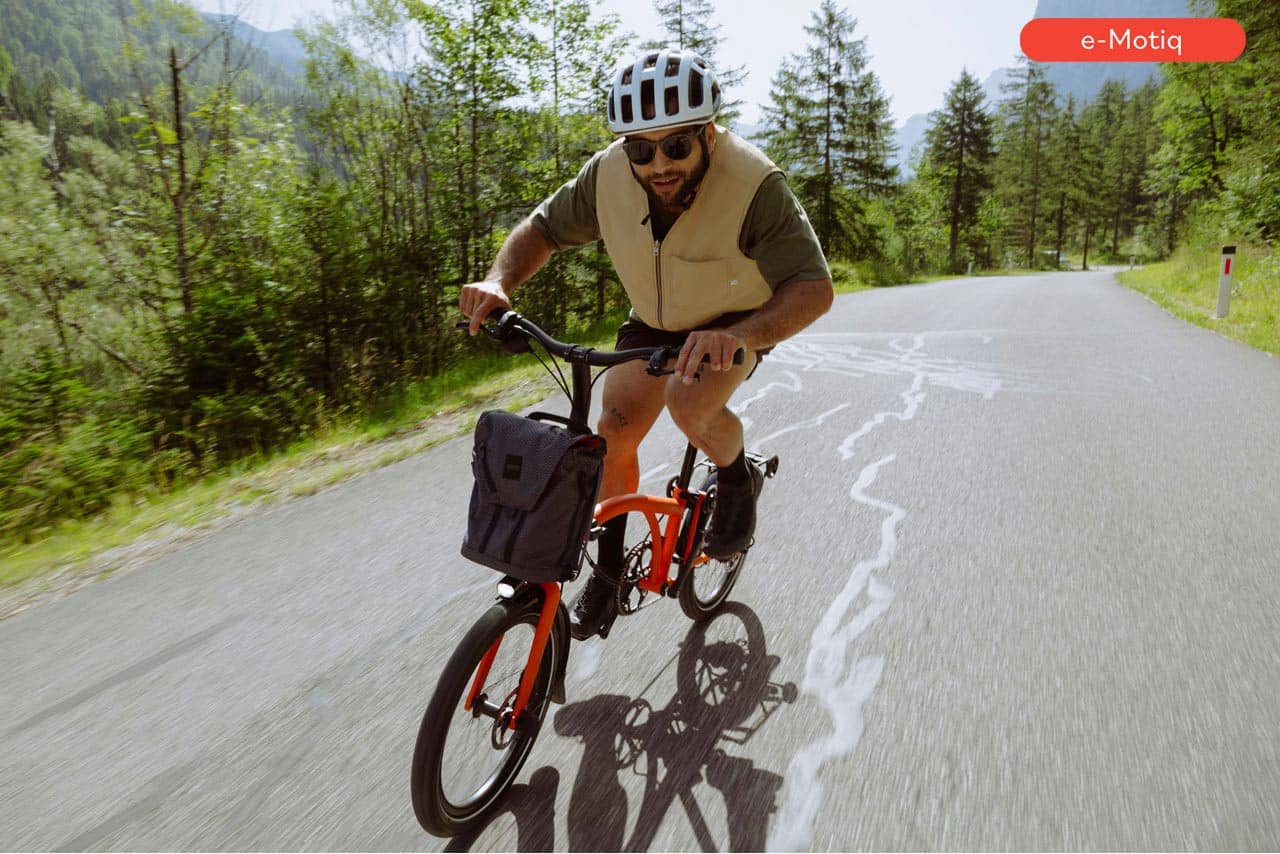 Cycliste roulant sur un Brompton Electric G Line avec freins à disque hydrauliques