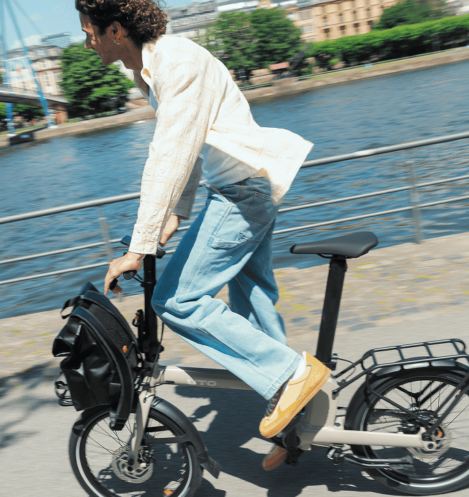 Vélo électrique PRO20 roulant en ville