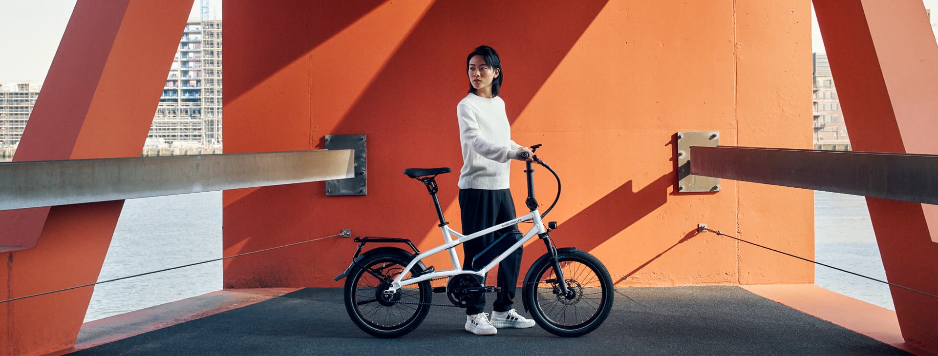 Une salariée utilise son vélo de fonction au quotidien
