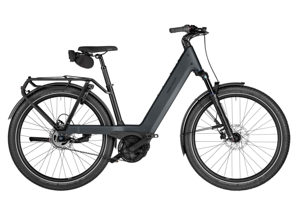 Vélo électrique Riese & Müller Nevo5 gris ardoise, à cadre bas, avec porte-bagages arrière.