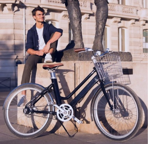 jeune homme avec un vélo connecté