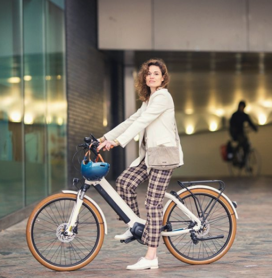 Photo d'un vélo de ville électrique disponible en location chez tut tut