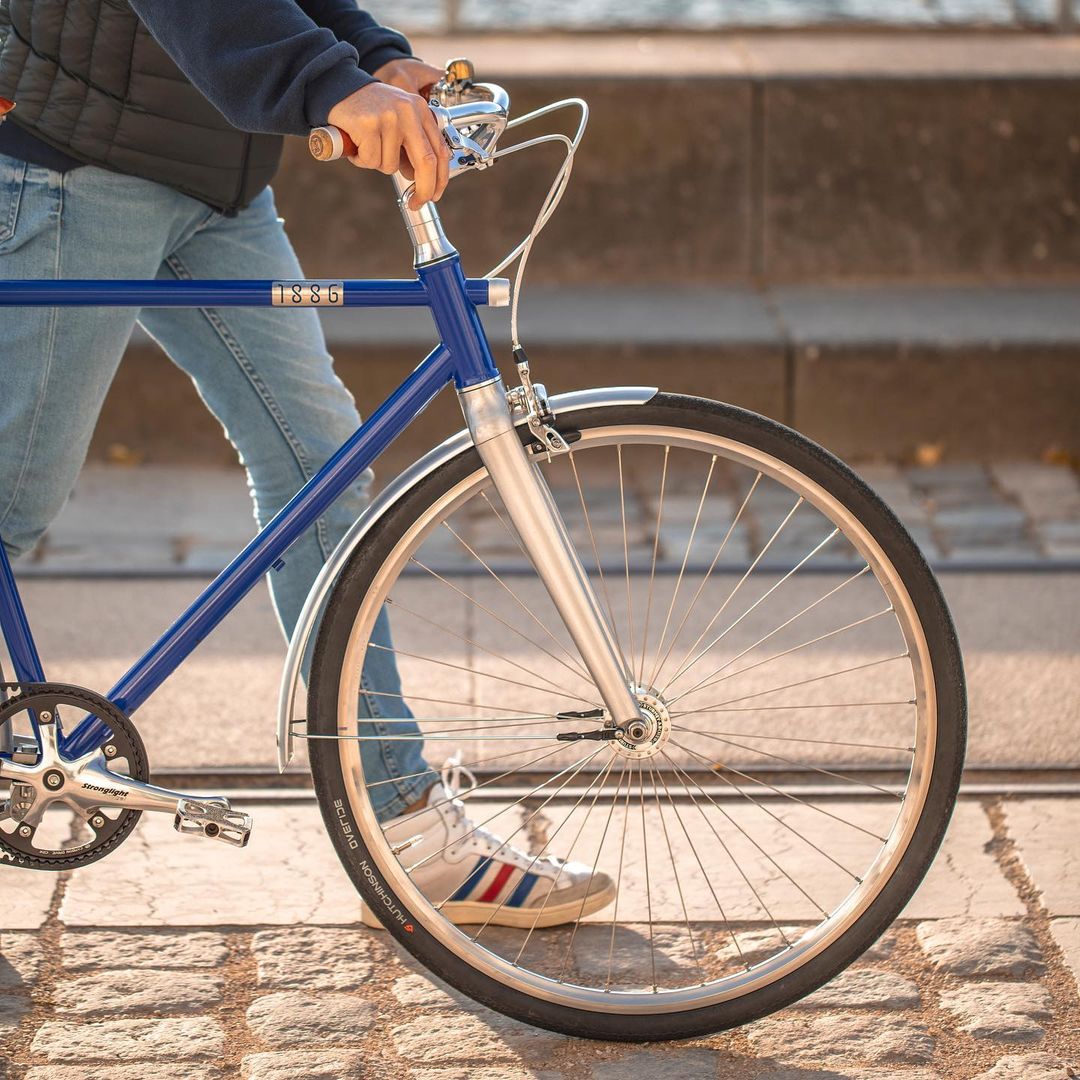 photo d'un homme enfourchant un vélo cowboy