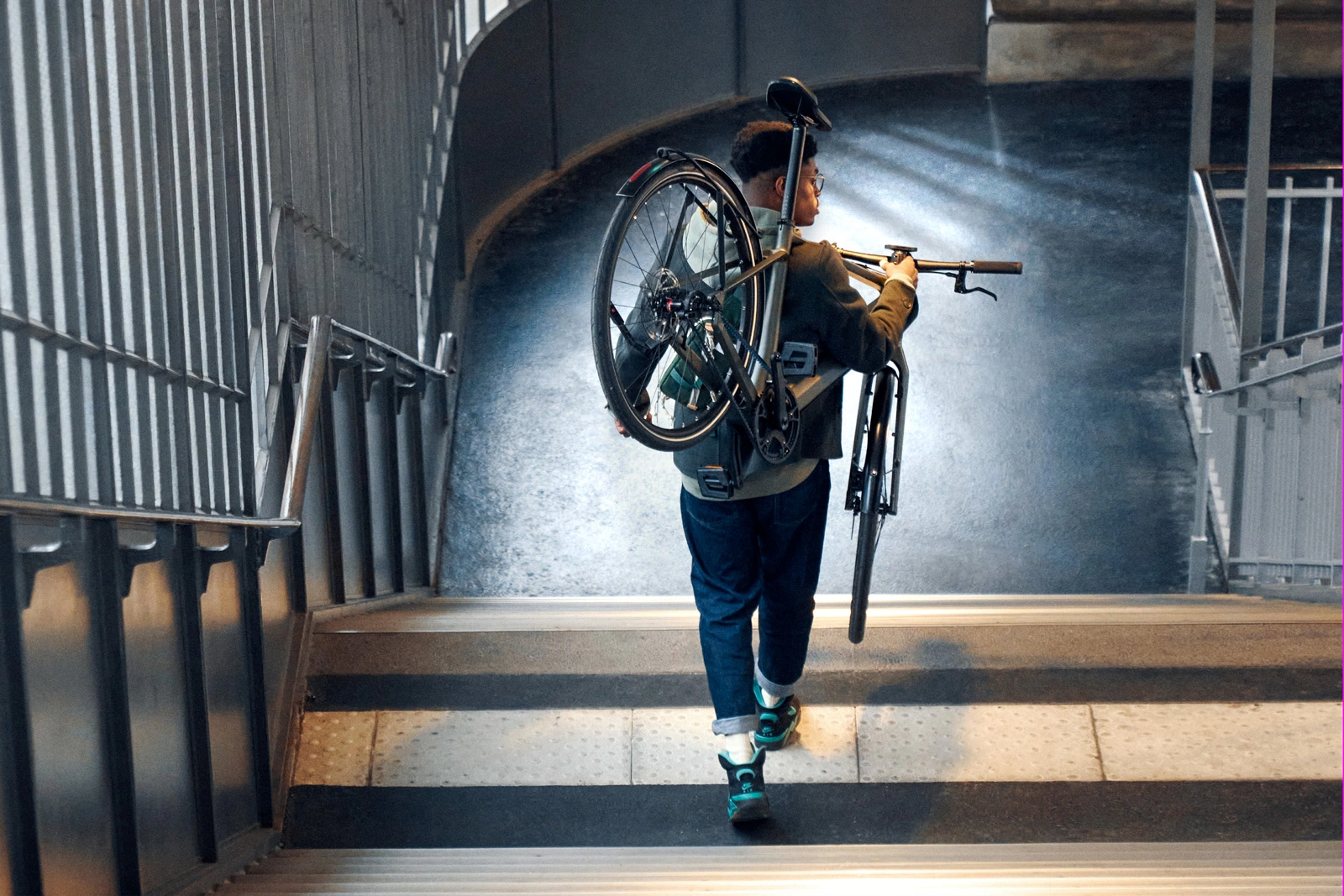 Vélo à assistance electrique ultra léger, ubn five avec dans le métro